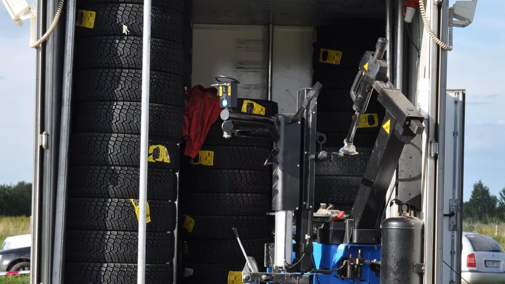 Atelier mobil cu anvelope, mașină de montaj și compresor