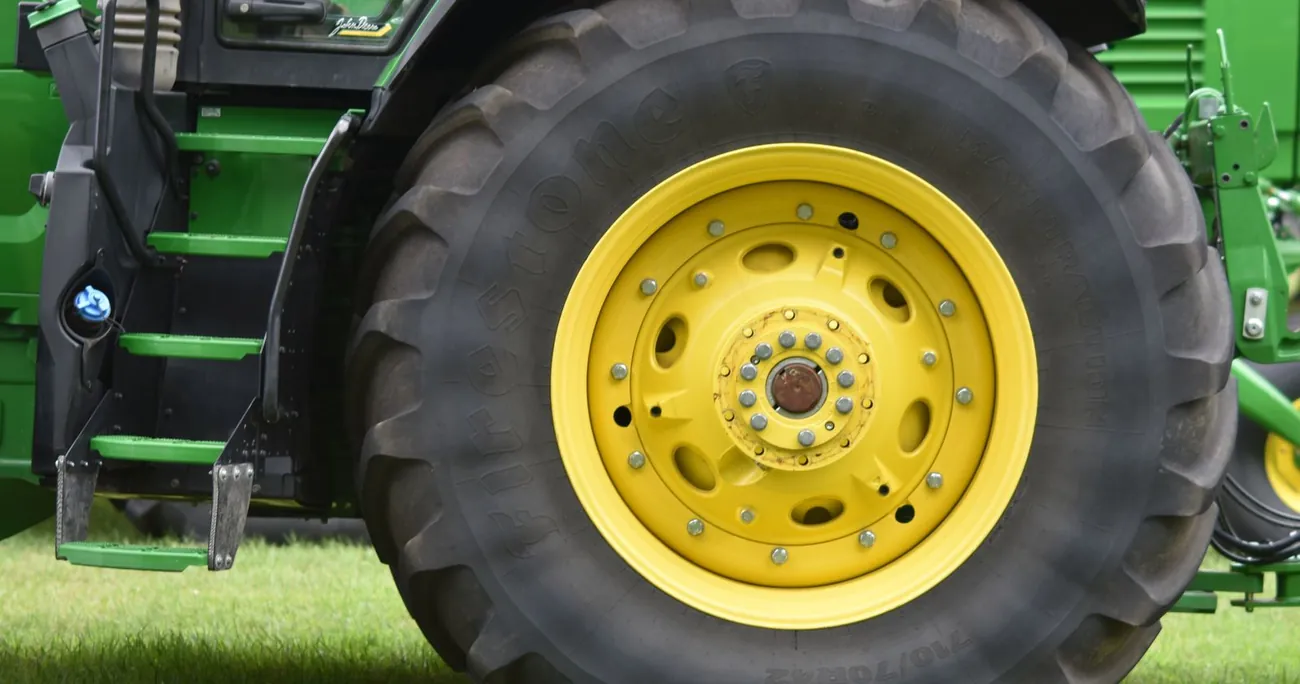 Roată mare de tractor cu jantă galbenă