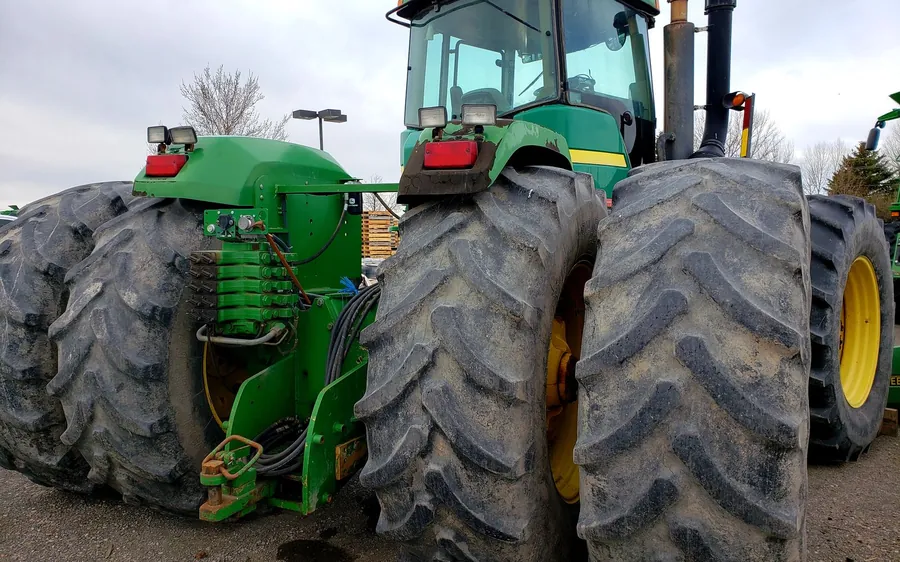 Tractor cu roți duble mari, pregătit de lucru